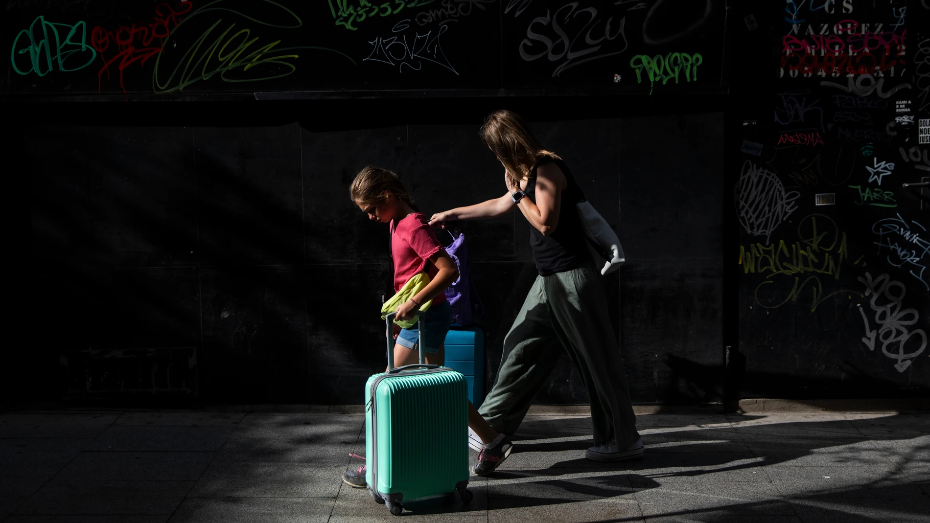 Turistas y usuarios de pisos turísticos en Madrid arrastrando sus maletas. © Jesús G. Feria.