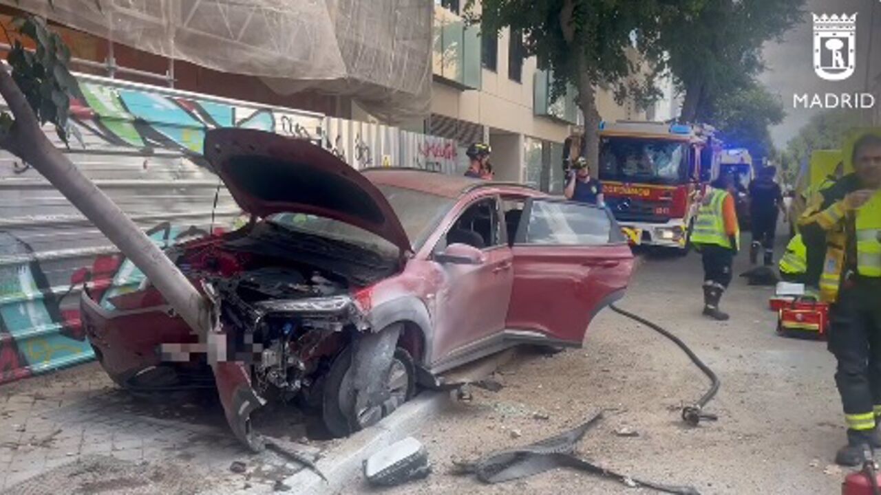 Herida Grave Una Conductora Al Desvanecerse Y Chocar Contra Un árbol En ...