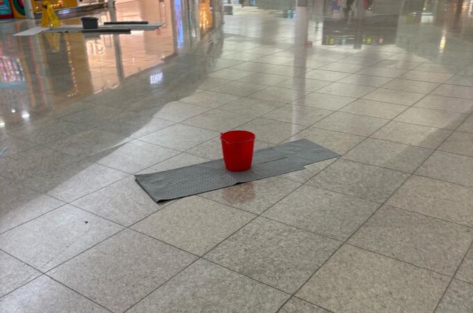 Un cubo tratar de recoger el agua provocada por las goteras en el aeropuerto de El Prat