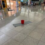 Un cubo tratar de recoger el agua provocada por las goteras en el aeropuerto de El Prat