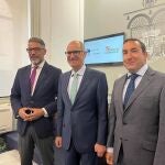 El diputado de Educación, Ángel Peralvo, el presidente de la Diputación, Javier Iglesias, y el delegado de la Junta, Eloy Ruiz