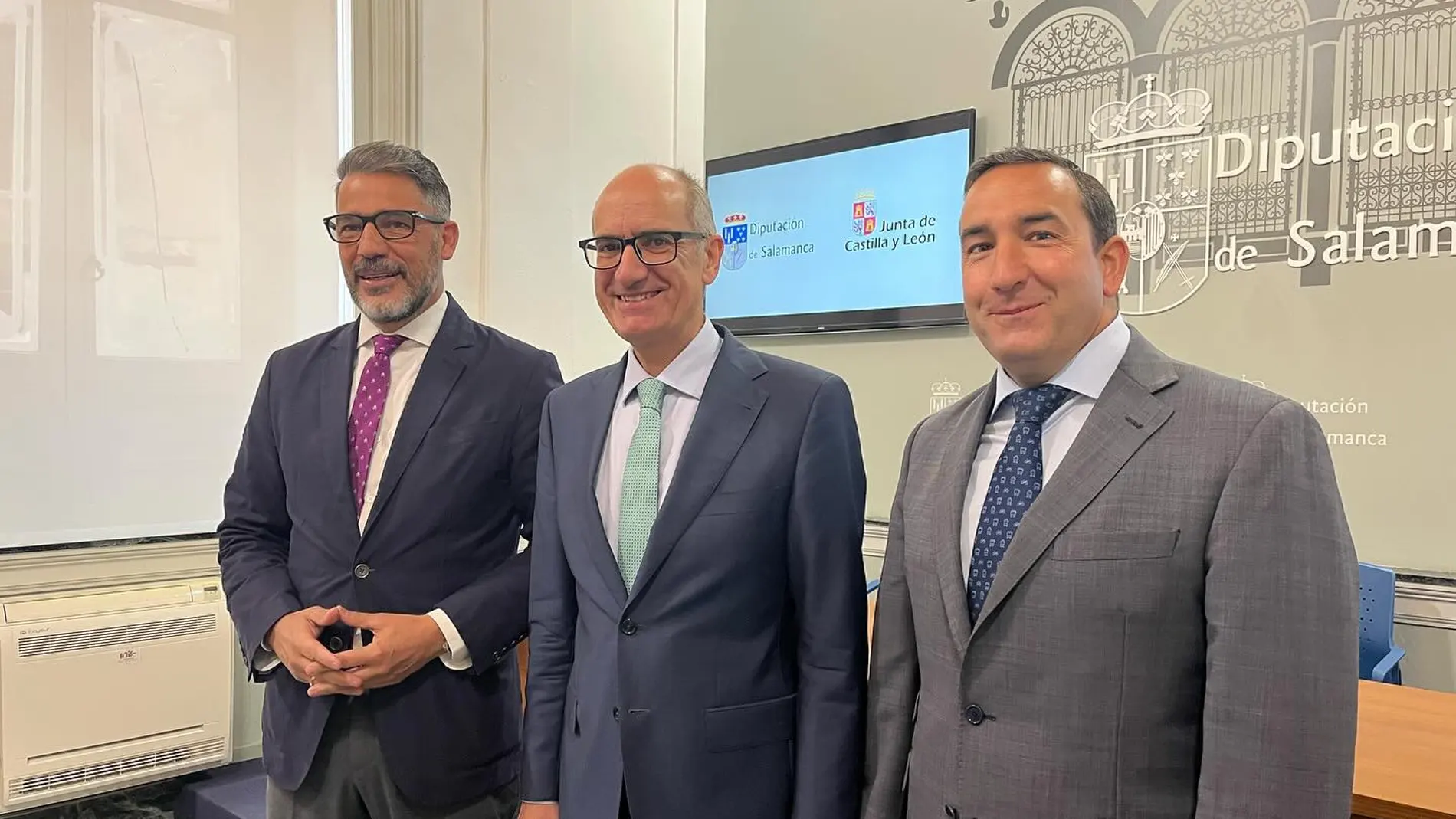 El diputado de Educación, Ángel Peralvo, el presidente de la Diputación, Javier Iglesias, y el delegado de la Junta, Eloy Ruiz