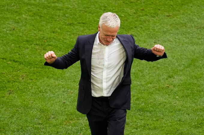 Didier Deschamps celebra la victoria ante Bélgica