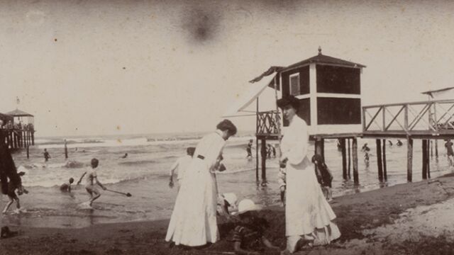 La imagen panorámica "En la playa de Viareggio", perteneciente al Archivio Puccini de Torre del Lago