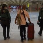La Guardia Civil intercepta 4,5 toneladas de droga y detiene a 322 personas en Barajas en el primer semestre