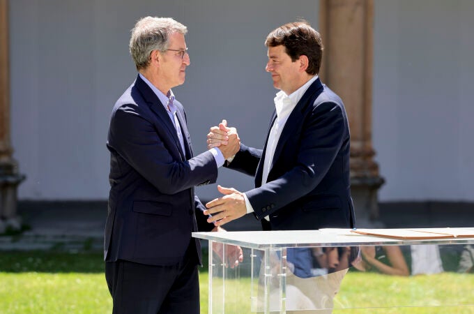  El presidente del PP, Alberto Núñez Feijóo junto al presidente de Castilla y León, Alfonso Fernández Mañueco en el acto de clausura de " Por una EBAU común"