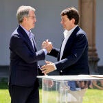  El presidente del PP, Alberto Núñez Feijóo junto al presidente de Castilla y León, Alfonso Fernández Mañueco en el acto de clausura de " Por una EBAU común"