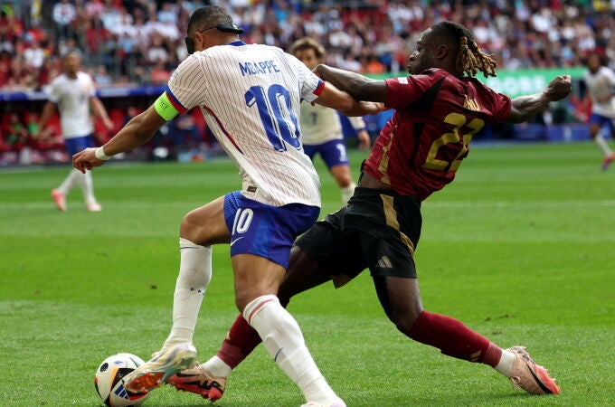 Kylian Mbappé y Jeremy Doku disputan la pelota.