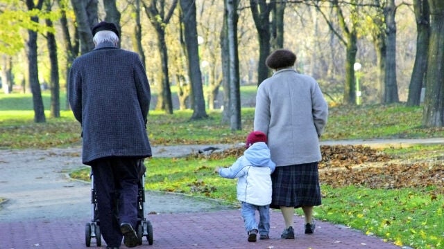 El Parlamento de Suecia aprobó esta innovadora ley en la que los padres pueden transferir a los abuelos la prestación parental por cuidar de sus nietos