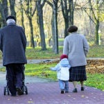 El Parlamento de Suecia aprobó esta innovadora ley en la que los padres pueden transferir a los abuelos la prestación parental por cuidar de sus nietos