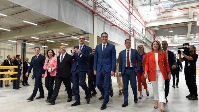 Pedro Sánchez durante su visita al HUB Logístico Industrial de Airbus Helicopters en España
