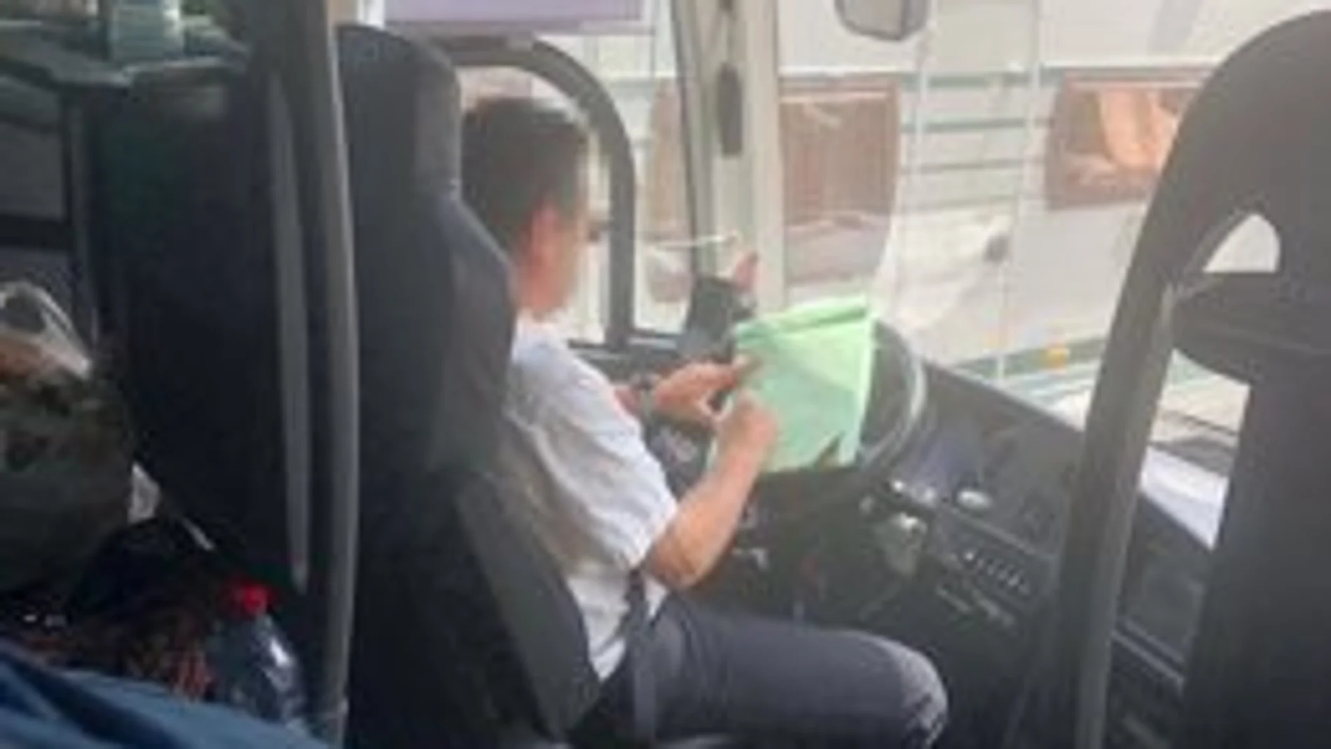 El conductor iba con el móvil en la mano