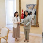Ayuso mantiene un encuentro con la embajadora de Turquía en España, Nüket Küçükel Ezberci
