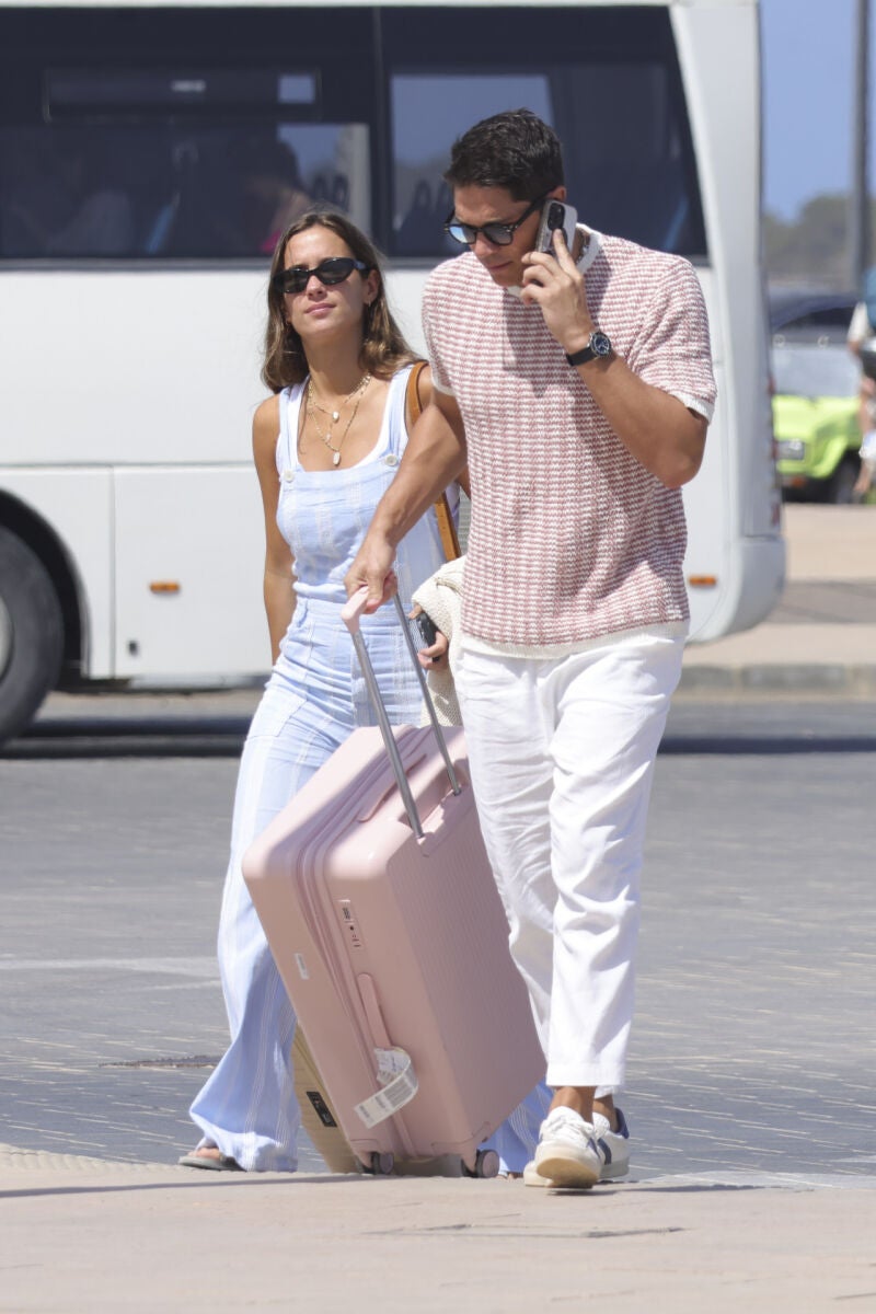 El look de aeropuerto de María Pombo.