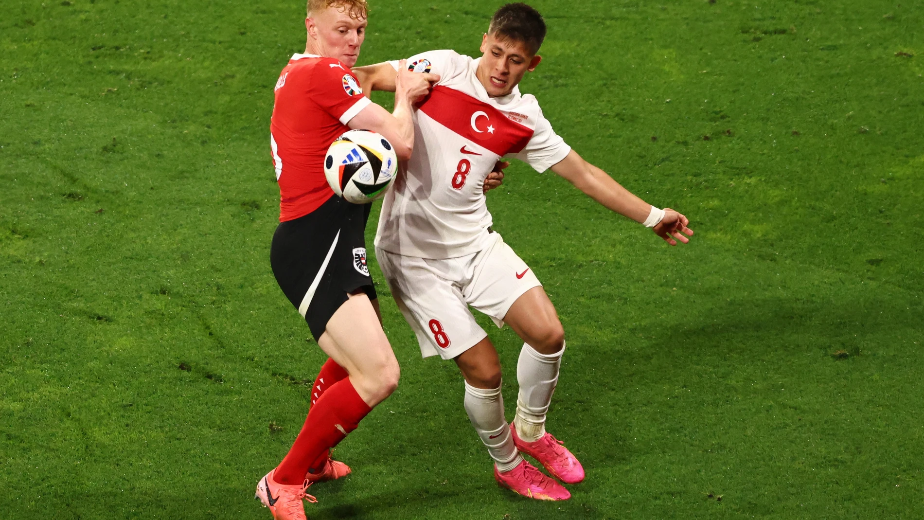 Leipzig (Germany), 02/07/2024.- Nicolas Seiwald (L) of Austria and Arda Gueler of Turkey in action during the UEFA EURO 2024 Round of 16 soccer match between Austria and Turkey, in Leipzig, Germany, 02 July 2024. (Alemania, Turquía) EFE/EPA/HANNIBAL HANSCHKE