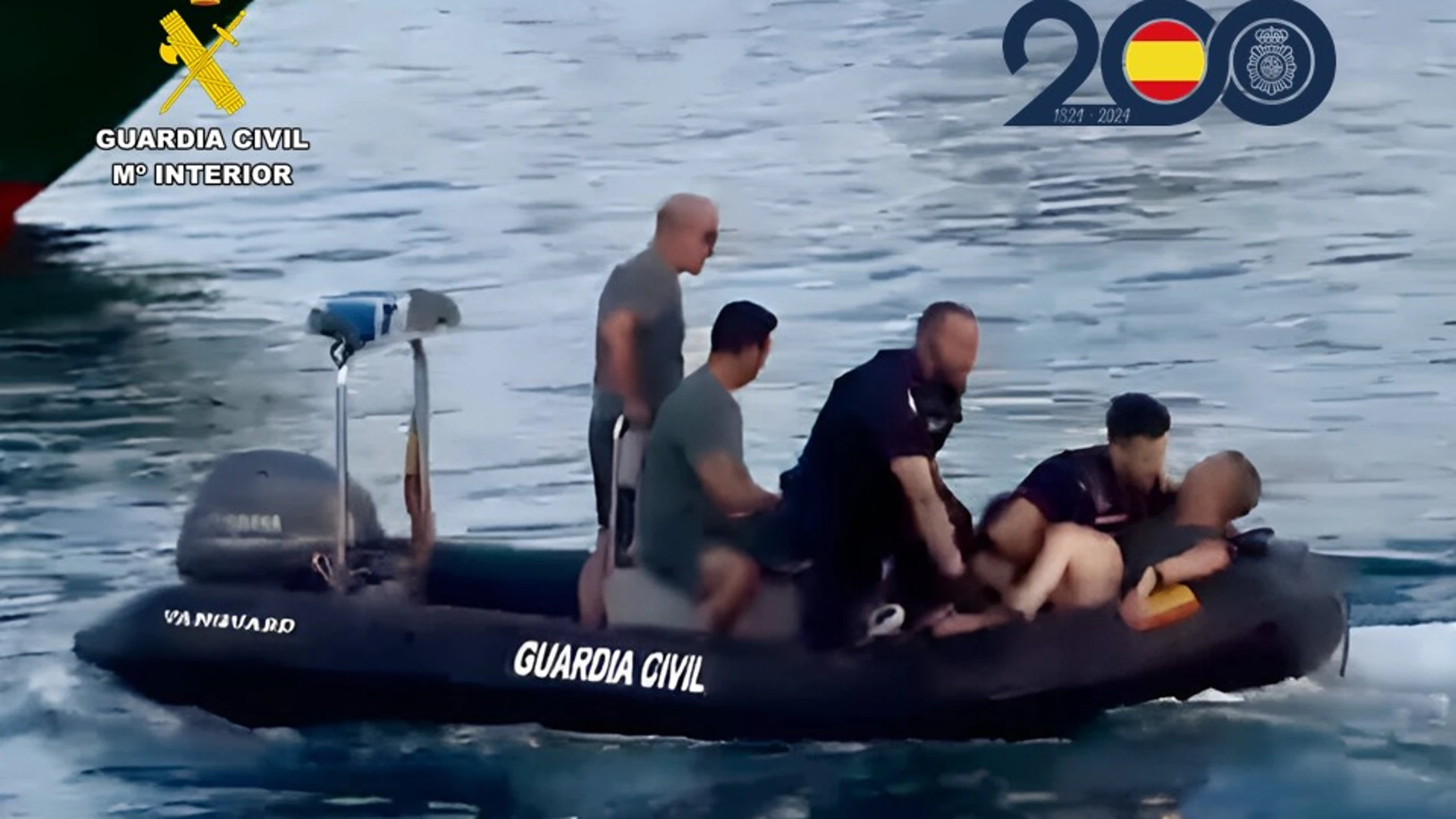 Amenaza a varias personas en una discoteca de Alicante, se lanza al mar para huir y tiene que ser rescatado