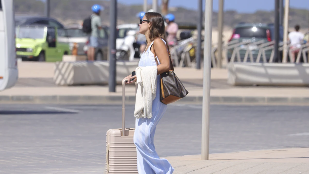 El look de aeropuerto de María Pombo confirma que las sandalias planas de tiras son el calzado del verano