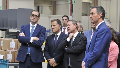 ALBACETE, 02/07/2024.-El presidente del Gobierno, Pedro Sánchez, junto aL presidente de Castilla-La Mancha, Emiliano García-Page,, el alcalde de Albacete Manuel Serrano, y el consejero delegado de Airbús Helicopter España Fernando Lombo, ha celebrado este martes la instalación en Albacete del nuevo hub logístico industrial de Airbus, que ha situado como un referente del sector aeronáutico no sólo español sino también europeo. Sánchez ha destacado, en el acto de inauguración de este hub, la relación de Airbus con España que "se ha consolidado en estos últimos años" y que se inició en el año 2000 con la adhesión a este proyecto industrial.- EFE/ Manu