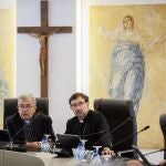 El presidente de la CEE, Mons. Luis Argüello (i), y el vicepresidente de la CEE, Cardenal José Cobodurante (d), durante la 267º reunión de la Comisión Permanente de la CEE, en la sede de la CEE, a 2 de julio de 2024, en Madrid (España).