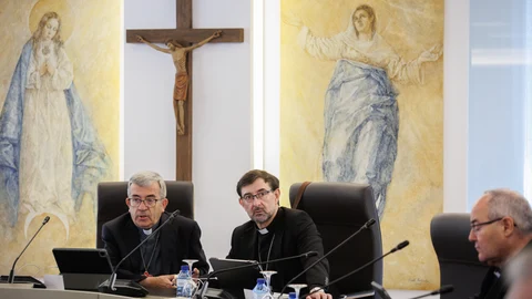 El presidente de la CEE, Mons. Luis Argüello (i), y el vicepresidente de la CEE, Cardenal José Cobodurante (d), durante la 267º reunión de la Comisión Permanente de la CEE, en la sede de la CEE, a 2 de julio de 2024, en Madrid (España).