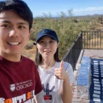 Chenxi Sui y Ronghui Wu probando el nuevo tejido en Apache Junction, Arizona. 