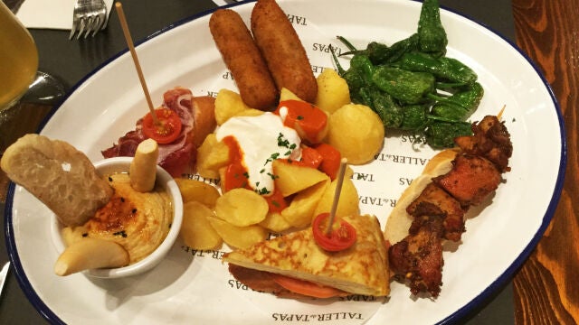 Las tapas son uno de los platos más típicos de la gastronomía española, consumidas en la mayoría de bares y restaurantes de España