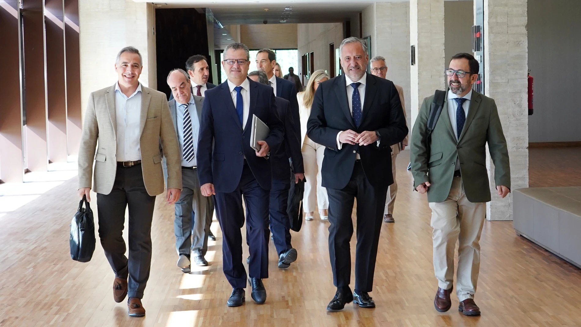Gerardo Dueñas junto con su equipo y el presidente de las Cortes, Carlos Pollán