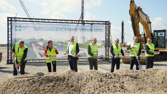 Ceremonia de colocación de la «primera piedra» de la planta, en Stade, Alemania