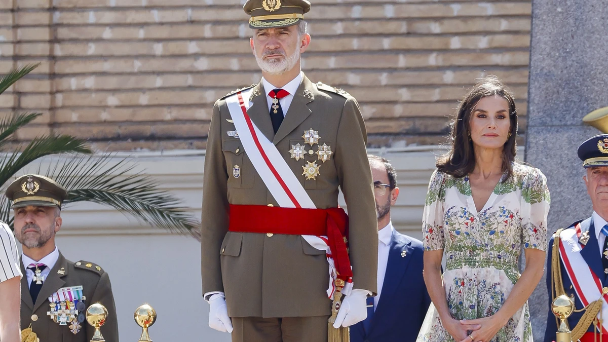 La Reina Letizia estrena vestido parisino de lo más romántico (y veraniego) con sus sandalias planas joya favoritas en Zaragoza