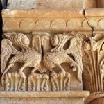 Capital figurado con las dos arpías enfrentadas en la iglesia románica de Santa Eufemia de Cozollos