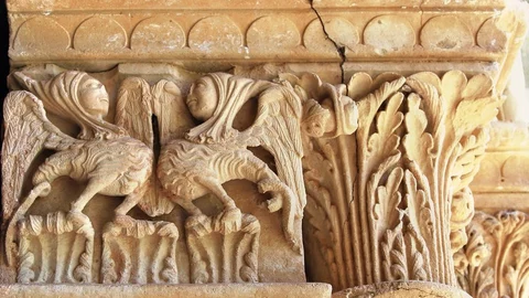 Capital figurado con las dos arpías enfrentadas en la iglesia románica de Santa Eufemia de Cozollos