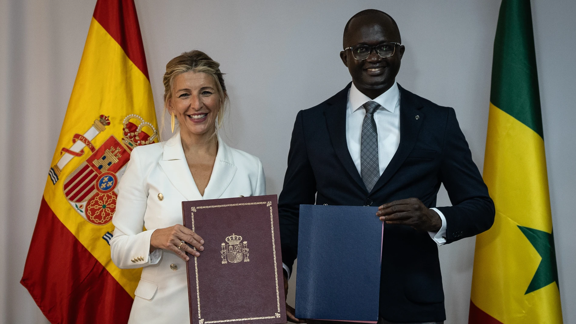 La vicepresidenta segunda y ministra de Trabajo y Economía Social, Yolanda Díaz, junto al ministro de Trabajo, Empleo y Relaciones con las Instituciones de Senegal, Yankoba Diémé, en Dakar (Senegal). A 3 de julio de 2024. MINISTERIO DE TRABAJO Y ECONOMÍA 03/07/2024
