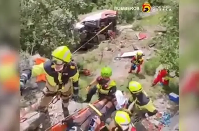 Siete menores heridos, uno de ellos grave, al despeñarse un microbús en el Pirineo Siete menores heridos, uno de ellos grave, al despeñarse un microbús en el Pirineo