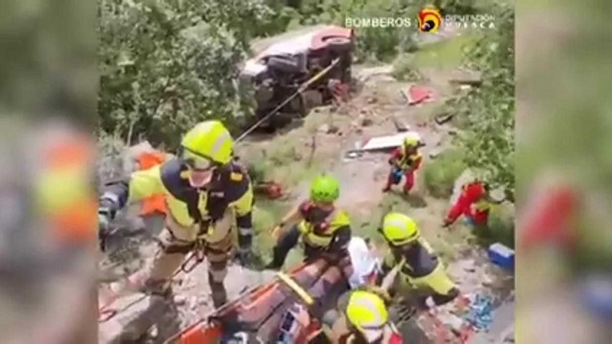 Siete menores heridos, uno de ellos grave, al despeñarse un microbús en el Pirineo