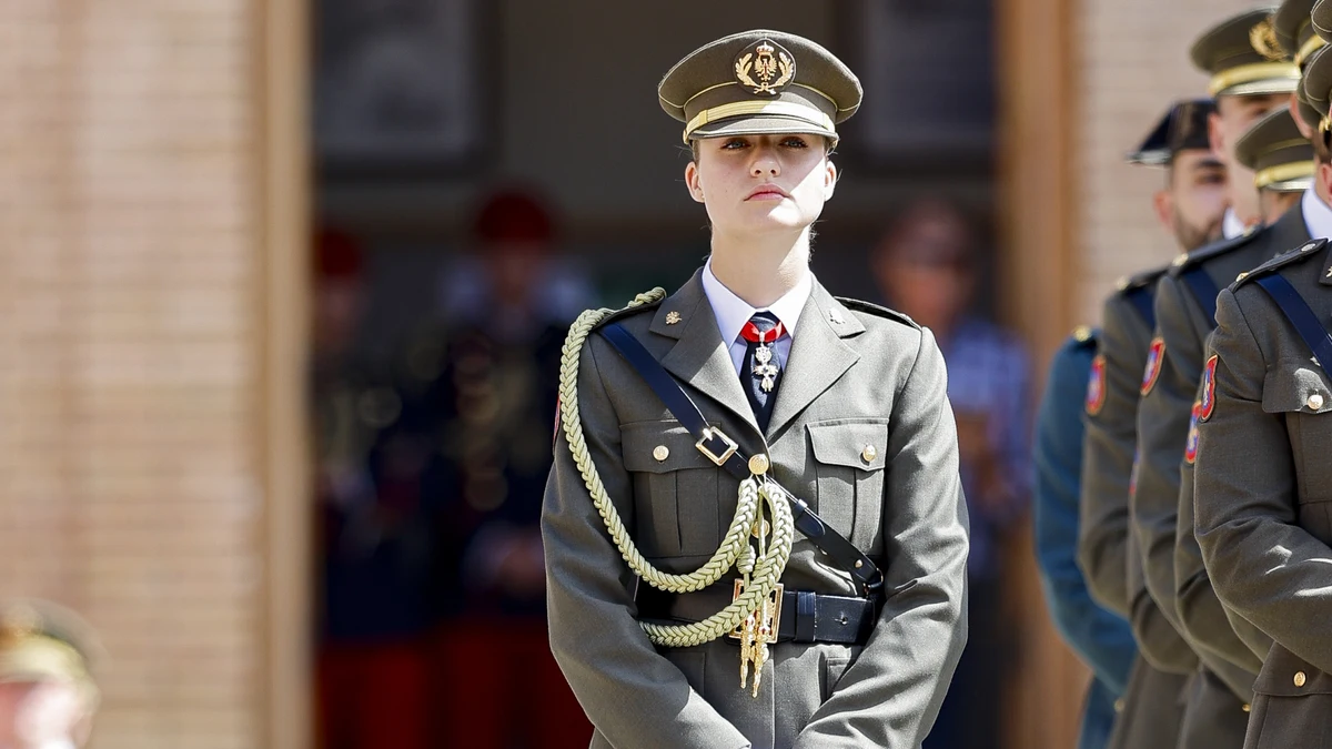 La Princesa Leonor de estreno en el uniforme militar de gala (al dejar de ser estudiante) para recibir su despacho de alférez de manos de su padre