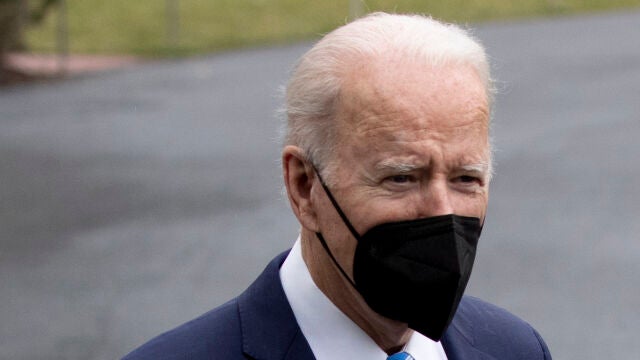 Biden sigue experimentando "síntomas leves" por la covid-19, según su médico