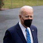 Biden sigue experimentando "síntomas leves" por la covid-19, según su médico