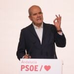 Manuel Chaves ofrece una rueda de prensa en la sede del PSOE-A (Sevilla)