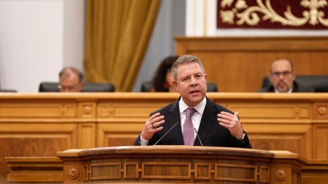 El presidente de C-LM, Emiliano García-Page, en el pleno de las Cortes.