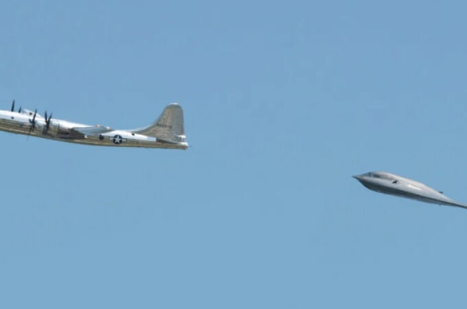Vuelo histórico de bombarderos nucleares: el más antiguo, B-29 Superfortress, junto al más moderno, B-2 Spirit.