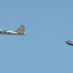 Vuelo histórico de bombarderos nucleares: el más antiguo, B-29 Superfortress, junto al más moderno, B-2 Spirit.