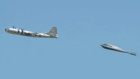 Vuelo histórico de bombarderos nucleares: el más antiguo, B-29 Superfortress, junto al más moderno, B-2 Spirit.