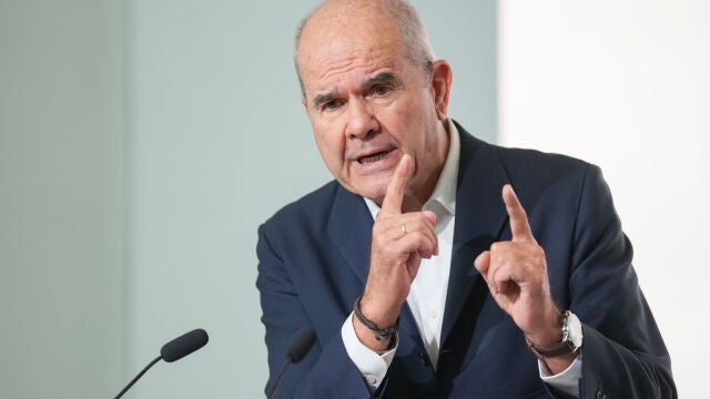 Manuel Chaves ofrece una rueda de prensa en la sede del PSOE-A (Sevilla)