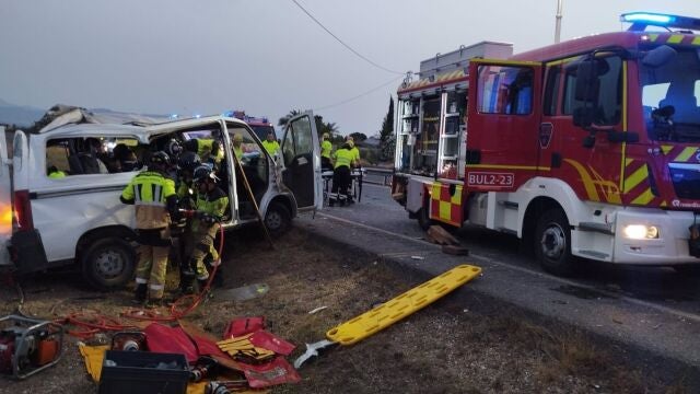 MURCIA.-Sucesos.- Un fallecido y ocho heridos en un accidente de tráfico entre una furgoneta y un camión en Lorca