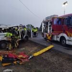 MURCIA.-Sucesos.- Un fallecido y ocho heridos en un accidente de tráfico entre una furgoneta y un camión en Lorca