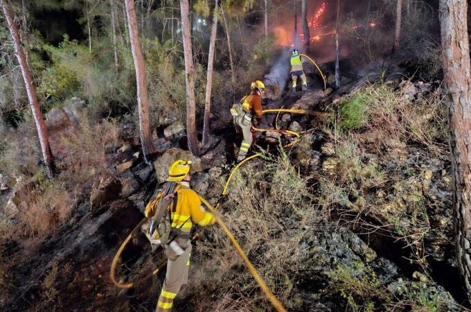 Los bomberos han trabajado durante toda la noche en el paraje de Los Ginovinos de Murcia