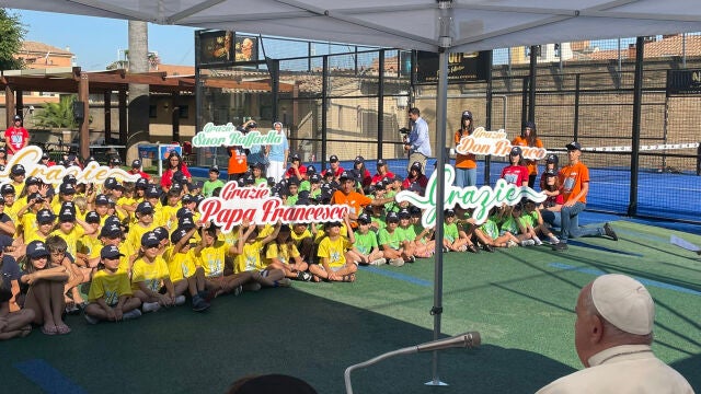 El Papa visita a los niños del campamento de "Don Quijote" en el Vaticano