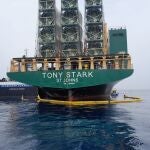 El vertido de una tonelada de fueloil en el Puerto de Ceuta obliga a retener un buque mercante