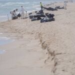 Reabren las playas de El Saler (Valencia) cerradas por el vertido de hidrocarburo aunque estará prohibido el baño