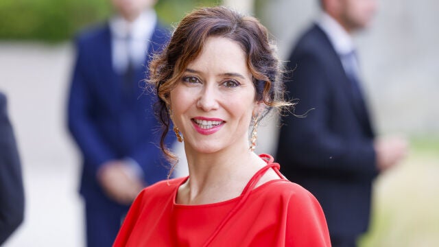 Ayuso con vestido rojo.